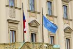 Nad Černínským palácem visí vlajka OSN, připomíná Den Spojených národů